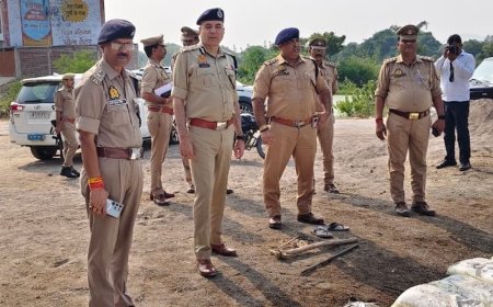 दुर्गा प्रतिमा विसर्जन स्थलों का एडीजी ने किया निरीक्षण:चित्रकूट में तालाबों के आसपास बैरिकेडिंग कराने के दिए निर्देश