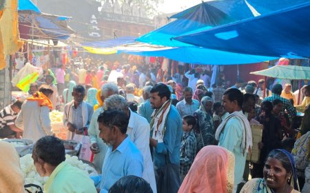 संभल में शरद पूर्णिमा पर गंगा स्नान:2 लाख से ज्यादा श्रद्धालुओं ने आस्था की डुबकी लगाई, राजघाट पर 500 दुकानें लगीं
