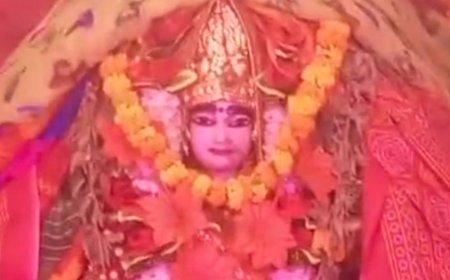 बलिया के मंदिरों में सुबह से लगी भक्तों की कतार:मां मंगला भवानी से मां शांकरी भवानी मंदिर तक दर्शन-पूजन का सिलसिला जारी