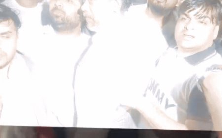 आगरा में सपा प्रत्याशी आकाश अग्रवाल से मारपीट, VIDEO:मतगणना स्थल पर कुर्ता फाड़ने का आरोप,माहौल गर्माया
