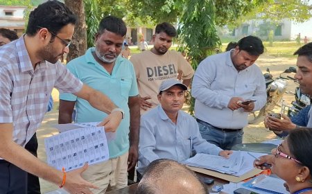 डीएम-एसपी ने रुद्रपुर के 12 बूथों का निरीक्षण किया:युवाओं का नाम जोड़ने पर दिया जोर, लापरवाही न बरतने के निर्देश दिए