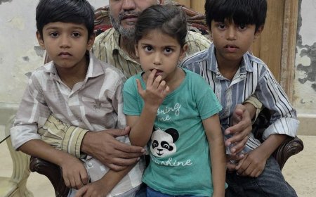 20 महीने बाद जेल से घर पहुंचा मुल्ला अफरोज:बच्चों को गोद में लेकर दुलार किया; बोला- कोर्ट से न्याय मिला, हमारे घर में ईद है