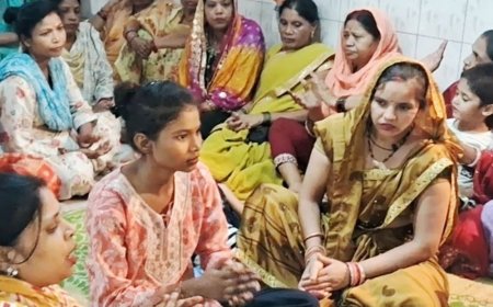 कानपुर में मनाया दुर्गा पूजा महोत्सव:मां आनंदी माता का श्रृंगार किया, महाआरती के बाद मंदिर में भक्तों गाए भजन