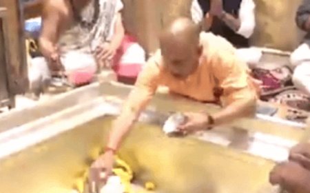 बाबा विश्वनाथ का दर्शन करने पहुंचे सीएम योगी:बाबा काल भैरव की उतारी आरती,गली में खड़े बच्चे को दिया चॉकलेट