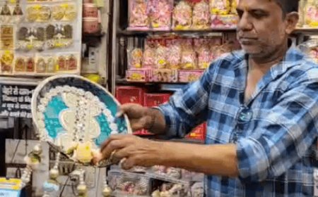 करवा चौथ पर डिजाइनर करवे और थालियों की बढ़ी डिमांड:नग-कुंदन और मोती वाली थालियों का ट्रेंड, जयपुरी और गुजराती स्टाइल की सजावट पसंद कर रहीं महिलाएं