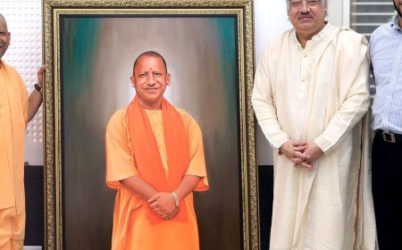 पद्मश्री कृष्ण कन्हाई सीएम से मिले:अपने हाथों की बनाई योगी की फोटो भेंट की, वृंदावन आने का आमंत्रण दिया