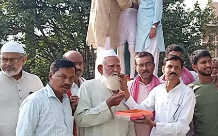 एमएलसी चुनाव में डॉ. मानसिंह की जीत पर जश्न:मिठाई बांटी और पटाखे दागे, समाजवादी विचारधारा की जीत बताया