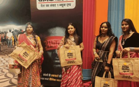 कानपुर में डांडिया नाइट के बीच प्लास्टिक मुक्त अभियान:दैनिक भास्कर ने जूट के थैले बांटे, युवाओं ने ली सेल्फी