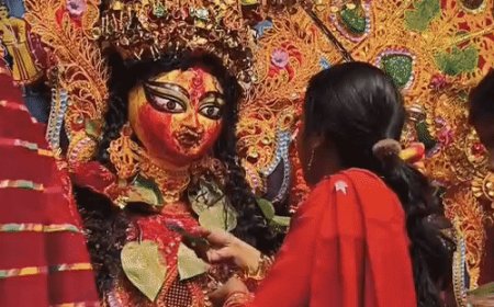 ढाक की थाप- बंगाली धुन पर थिरकीं महिलाएं, VIDEO:गोरखपुर में सुहागिनों ने सिंदूर खेला रस्म किया, नम आंखों से मां दुर्गा को दी विदाई