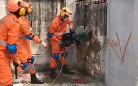जालौन में NDRF ने आपदाओं से निपटने का किया अभ्यास:ऊंची इमारत में फंसे लोगों को बचाने और जनहानि रोकने की तैयारी परखा