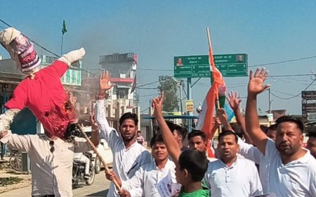 NSUI ने फूंका मुख्य चुनाव आयुक्त का पुतला:पीलीभीत में पुलिस की घेराबंदी तोड़कर किया प्रदर्शन