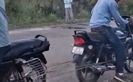 दो बाइकों को रस्सी से बांधकर स्टंट, वीडियो आया सामने:दो युवक अलग-अलग दिशाओं में चलाने की कर रहे कोशिश