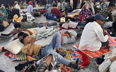 PET अभ्यर्थी बोले-ट्रेन में जगह नहीं, स्टेशन पर आराम नहीं:CPRO बोले- गोरखपुर स्टेशन पर बनाए गए हैं होल्डिंग एरिया; चलाई जा रही ट्रेनें