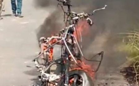 मऊ में चलती इलेक्ट्रिक स्कूटी में लगी आग:युवक ने कूदकर बचाई जान, जलकर हुई खाक