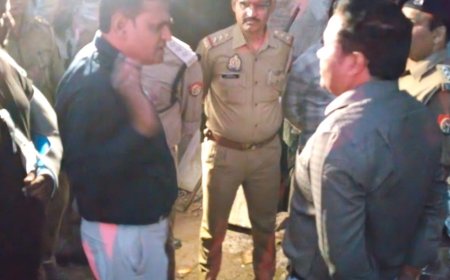 फिरोजाबाद में कबाड़ गोदाम में आग:शटर तोड़कर टीम अंदर पहुंची, चार घंटे बाद भी काबू नहीं; तीन दमकल गाड़ियां जुटीं