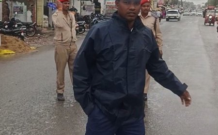 बारिश में यातायात पुलिस ने पीईटी अभ्यर्थियों की मदद:महराजगंज में प्रभारी अरुणेंद्र प्रताप सिंह ने संभाली व्यवस्था, वाहनों को तय जगहों पर खड़ा करने के निर्देश