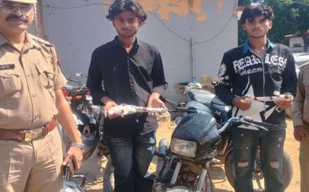 मथुरा में तमंचा-चाकू के साथ 2 युवक गिरफ्तार:पुलिस ने राधा सिग्नेचर कॉलोनी रोड से पकड़ा, 4 बाइक बरामद