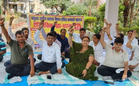 NHM संविदा कर्मचारियों का धरना आठवें दिन भी जारी:महराजगंज में नियमितीकरण और समान काम के लिए समान वेतन की मांग
