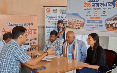 अयोध्या कैंट रेलवे स्टेशन पर रेल जनसंवाद का आयोजन:रेलवे अधिकारियों ने यात्रियों से सीधे संवाद किया, स्टेशन और ट्रेनों से जुड़ी शिकायतें सुनीं, सुझाव मांगे