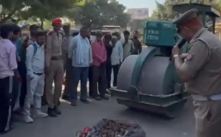 ट्रैफिक पुलिस ने 172 अवैध हॉर्न-साइलेंसर पर रोड रोलर चलवाया:डेढ़ महीने में जब्त 160 प्रेशर हॉर्न और 12 मोडिफाइड साइलेंसर किए नष्ट