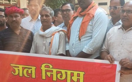 ग्रामीण पंप ऑपरेटरों ने मानदेय बढ़ाने को लेकर प्रदर्शन किया:देवरिया कलेक्ट्रेट में DM को सौंपा ज्ञापन, यूपीसीओएस में शामिल करने की मांग
