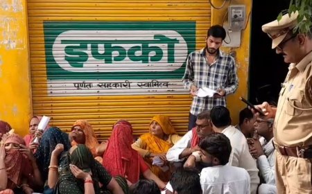 डीएपी के लिए किसान सुबह से कतार में:इफको केंद्र पर 300 से 500 किसान, टोकन 100 से 200 को; सुबह 6 बजे से इंतजार