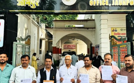 यूपीआई भुगतान पर MDR लगाने के विरोध में प्रदर्शन:वित्त मंत्री को जौनपुर डीएम के जरिए भेजा ज्ञापन, अतिरिक्त बोझ बताया