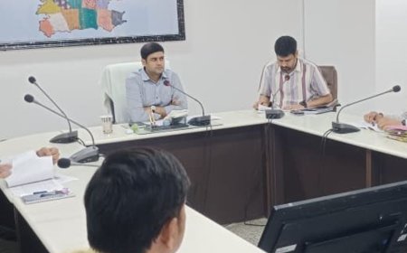 मऊ में 3 नगर निकायों के ईओ को नोटिस:डीएम बोले- अगले महीने तक सुधार नहीं तो होगी कार्रवाई, वंदन योजना में खराब प्रदर्शन पर नाराजगी
