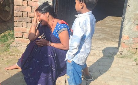 घायलों की सलामती की दुआ कर रहे परिजन:बलरामपुर में सड़क हादसे में गई थी 3 की जान, 3 का चल रहा इलाज
