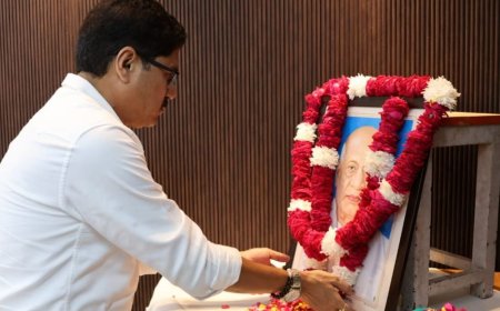 कलेक्ट्रेट में पटेल जयंती पर अधिकारियों-कर्मचारियों ने शपथ ली:डीएम डॉ. वीके सिंह ने चित्र पर फूल चढ़ाए; राष्ट्रीय एकता दिवस मनाया