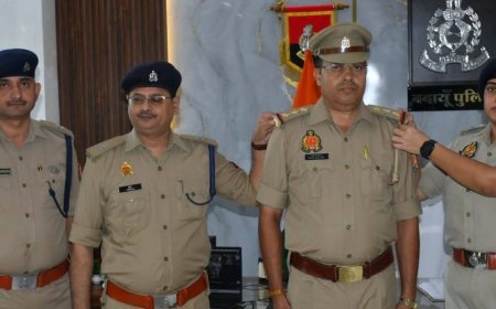 बदायूं में 5 दारोगा बने इंस्पेक्टर:एसएसपी अंकिता शर्मा ने कंधे पर स्टार लगाकर दी बधाई