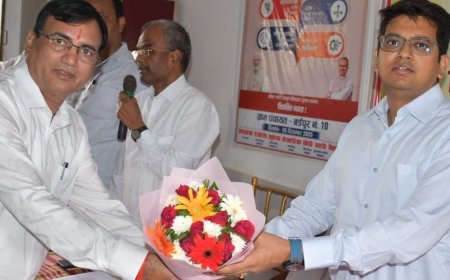 सिद्धार्थनगर के बर्डपुर नंबर-10 में ग्रामीणों की समस्याएं सुनी गईं:चौपाल में डीएम ने योजनाओं का लाभ पात्रों तक पहुंचाने के निर्देश दिए