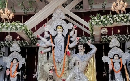 केराकत में दुर्गा महोत्सव:महाषष्ठी पर खुले मां दुर्गा के पट, प्रथम दर्शन को उमड़े श्रद्धालु