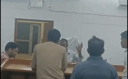 एसडीएम कोर्ट में न्यायिक कुर्सी पर बैठा व्यक्ति:डीएम ने दिए जांच के निर्देश, वकील की ड्रेस में था