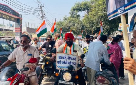 कांग्रेस का CEC के इस्तीफे की मांग को लेकर प्रदर्शन:चंदौसी में बाइक रैली निकालकर राष्ट्रपति के नाम ज्ञापन दिया, 'वोट चोर गद्दी छोड़' के नारे लगे