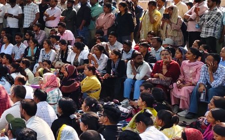 लखनऊ में CHO का धरना:नियमितीकरण, उचित मानदेय, आवास भत्ता और कैशलेस इलाज की सुविधा की मांग