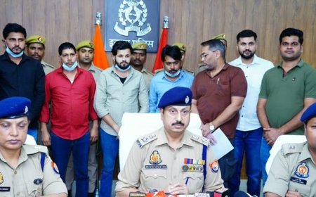 ऑनलाइन गेमिंग और सट्टेबाजी के नाम पर करोड़ों की ठगी:इटावा में चार आरोपी गिरफ्तार, 42 एटीएम-डेबिट कार्ड बरामद