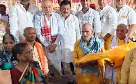 कुशीनगर वृद्धाश्रम में सम्मान समारोह:जनप्रतिनिधियों ने बुजुर्गों से लिया आशीर्वाद, स्वास्थ्य और जरूरतों पर हुई चर्चा