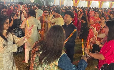 आगरा में रास रात्रि 3.0 का आयोजन:गरबा-डांडिया में झूमे शहरवासी, कलाकारों की देवी मां के गीत पर प्रस्तुति दी