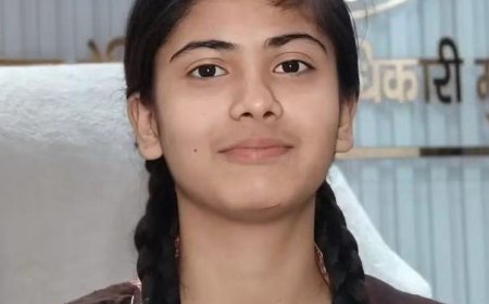 मुरादाबाद में छात्रा सृष्टि बनीं एक दिन की बीएसए अधिकारी:सरकारी योजनाओं की प्रगति जानी और विभागीय फाइलों का किया निरीक्षण