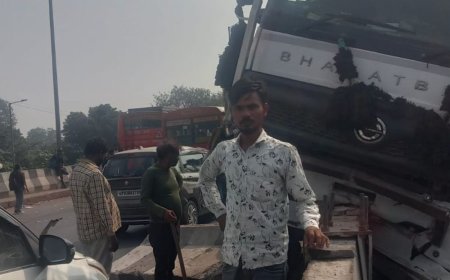 आगरा में डंपर ने छात्र को मारी टक्कर:हेलमेट से बची नीट छात्र की जान, डिवाइडर पर चढ़कर कार को टक्कर मारी; 2 घंटे लगा जाम