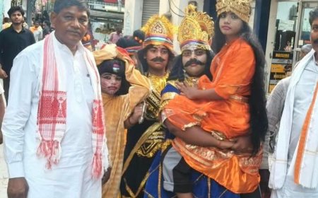 मऊ में रामलीला का मंचन:कलाकारों ने मारीच के आगमन और रावण द्वारा सीता हरण की लीला प्रस्तुत की