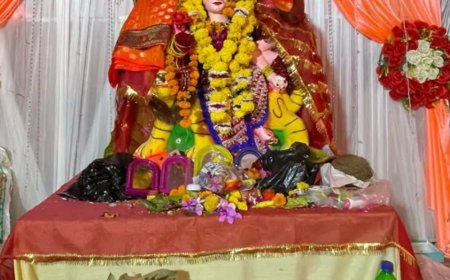 बौसर के दुर्गा मंदिर में भक्तिमय माहौल:सैकड़ों साल पुराने मंदिर में मां दुर्गा की आरती, जयकारों से गूंजा परिसर