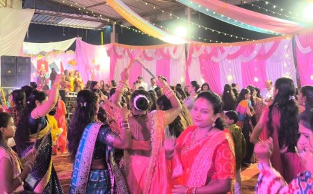 गोरखपुर में रास उत्सव आयोजित:डांडिया गरबा संग झूमे विद्यार्थी, पारंपरिक गीतों पर बांधा समां