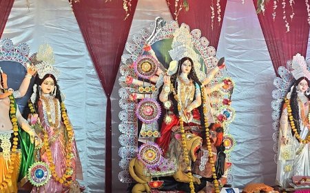 टूंडला में तीन दिवसीय दुर्गा पूजा महोत्सव शुरू:नगर इंद्रपुरी सा सजा, महाआरती के बाद दर्शन को उमड़ी भक्तों की भीड़