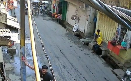 मथुरा में जर्जर मकान का छज्जा गिरा:बाजार में आवाजाही के बीच बाल-बाल बचे राहगीर, नगर निगम पर उठे सवाल