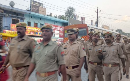 महराजगंज पुलिस ने त्योहारों के लिए बढ़ाई गश्त:सक्सेना नगर से मऊपाकड़ चौराहे तक पैदल मार्च, लोगों को सुरक्षा का भरोसा दिलाया