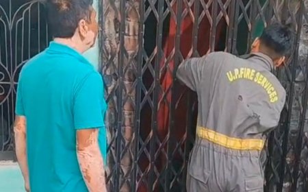 बंद मकान में लगी आग, गृहस्थी का सामान जलकर खाक:ललितपुर में फायर ब्रिगेड ने बुझाई, शॉर्ट सर्किट से आग लगने की आशंका