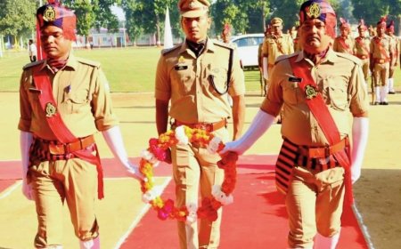 गोंडा में पुलिस स्मृति दिवस पर शहीद पुलिसकर्मियों को श्रद्धांजलि:डीआईजी और एसपी ने पुष्पचक्र अर्पित कर किया नमन, DIG बोले- बलिदान सदैव स्मरणीय रहेगा