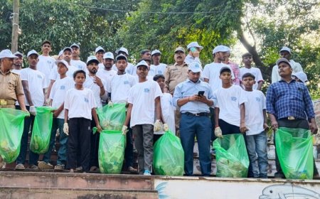 कन्नौज के जलेसर घाट पर चला स्वच्छता अभियान:वन विभाग, नमामि गंगे के अधिकारी और छात्रों ने श्रमदान कर गंगा आरती की